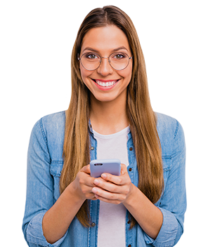 Hombre con celular - beneficios Tarjeta de Crédito