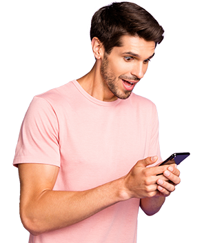 Hombre con celular - beneficios Tarjeta de Crédito