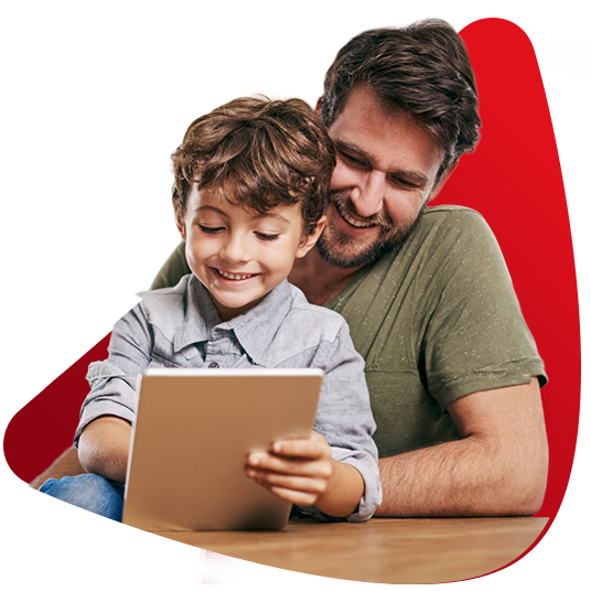 Padre e hijo mirarndo sus productos Davivienda en Tablet