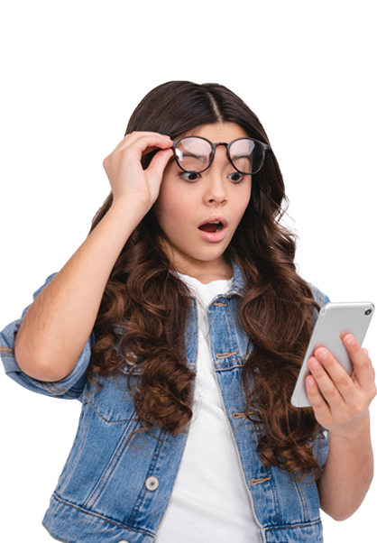 Mujer con celular - Preguntas Frecuentes Cuenta de Ahorros