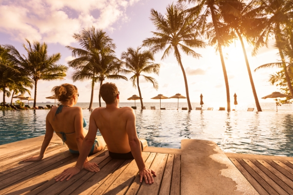 Dos personas en la playa - Crédito de Libre Inversión