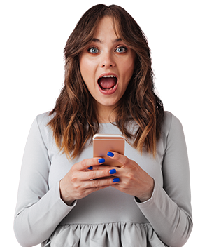 Mujer con Celular - beneficios Tarjeta de Crédito
