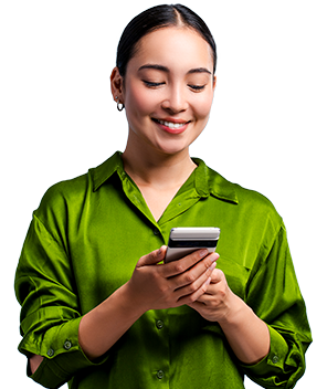 Hombre con celular - beneficios Apple Pay